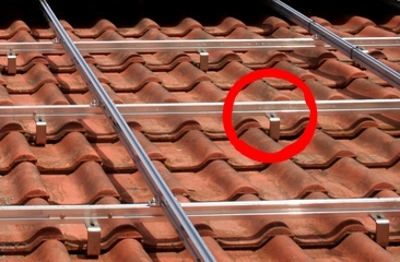 Suport panouri fotovoltaice pentru acoperis cu tigla ceramica