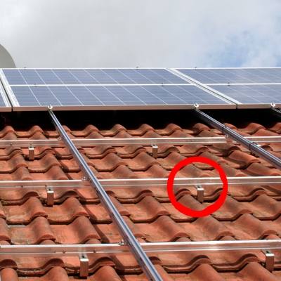 Suport panouri fotovoltaice pentru acoperis cu tigla ceramica