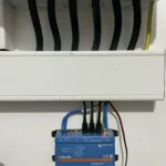 Victron Cerbo GX montat sub panou, cu cabluri VE-Bus, VE-Direct și Ethernet
