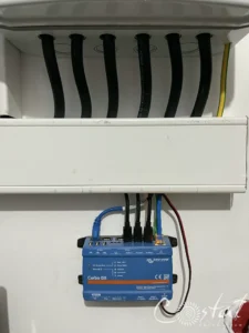 Victron Cerbo GX montat sub panou, cu cabluri VE-Bus, VE-Direct și Ethernet