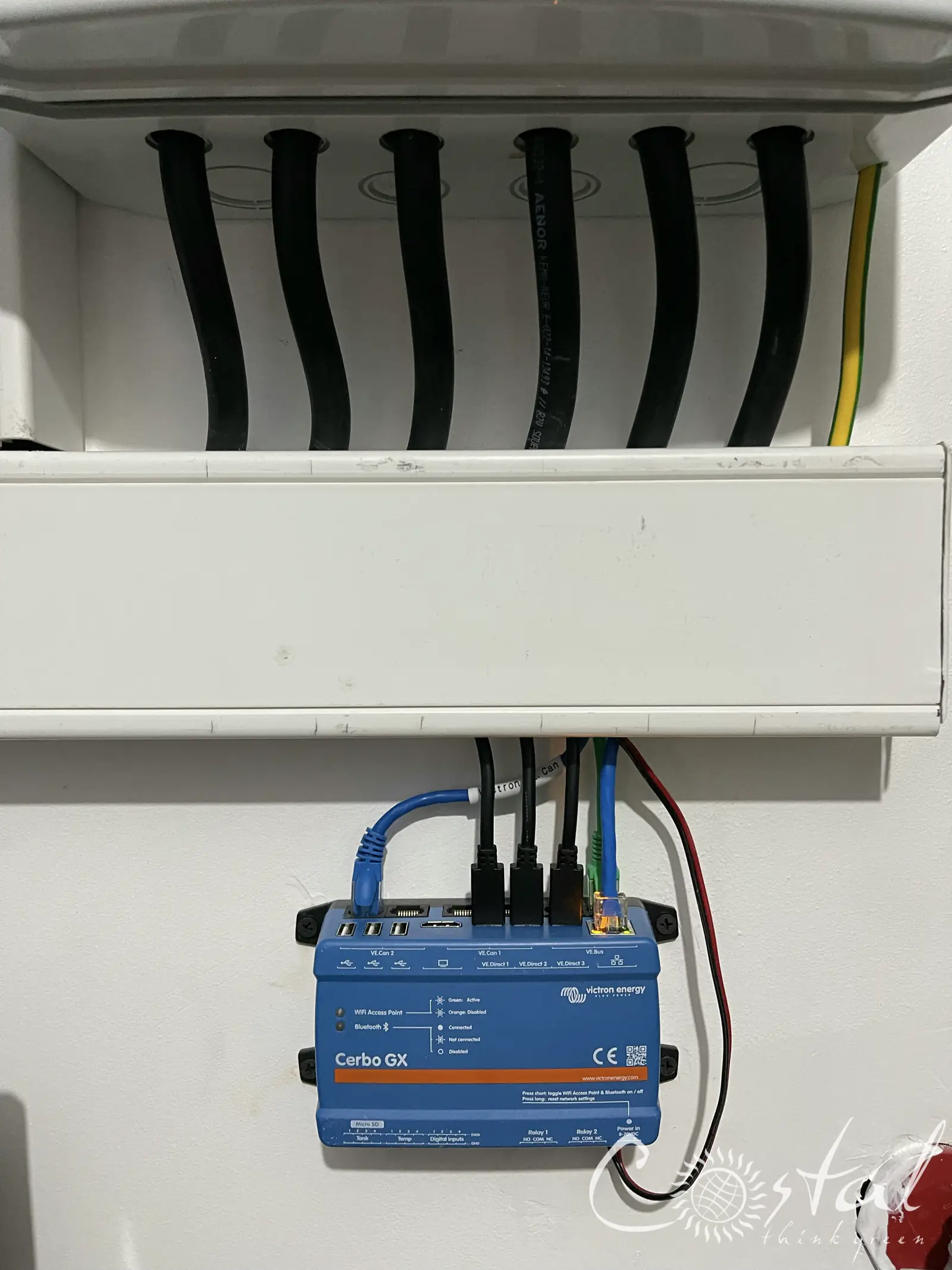 Victron Cerbo GX montat sub panou, cu cabluri VE-Bus, VE-Direct și Ethernet