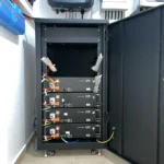 interior dulap mobil cu 4 module ZYC SIMPO5000 LiFePO₄ și cabluri de baterie