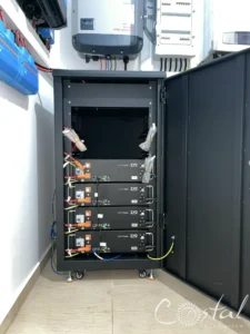 interior dulap mobil cu 4 module ZYC SIMPO5000 LiFePO₄ și cabluri de baterie