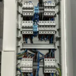 „interior tabloul electric Schrack cu siguranțe etichetate ‘Magazie’, ‘Fronius’, ‘AC in Victron’ și ‘Solar’