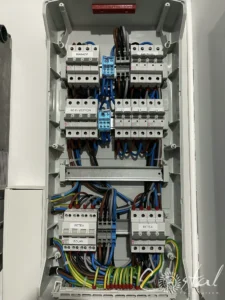„interior tabloul electric Schrack cu siguranțe etichetate ‘Magazie’, ‘Fronius’, ‘AC in Victron’ și ‘Solar’