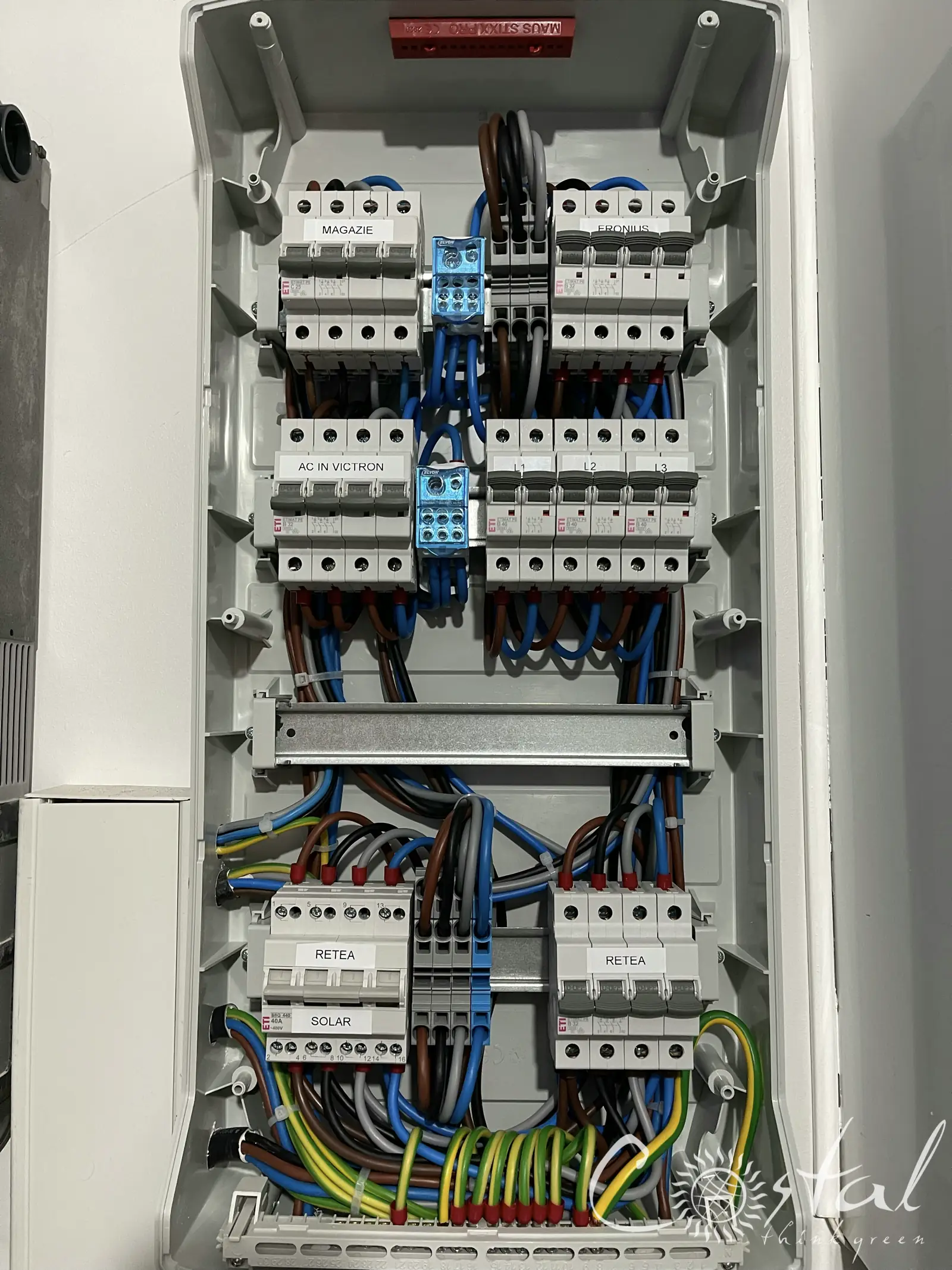 „interior tabloul electric Schrack cu siguranțe etichetate ‘Magazie’, ‘Fronius’, ‘AC in Victron’ și ‘Solar’
