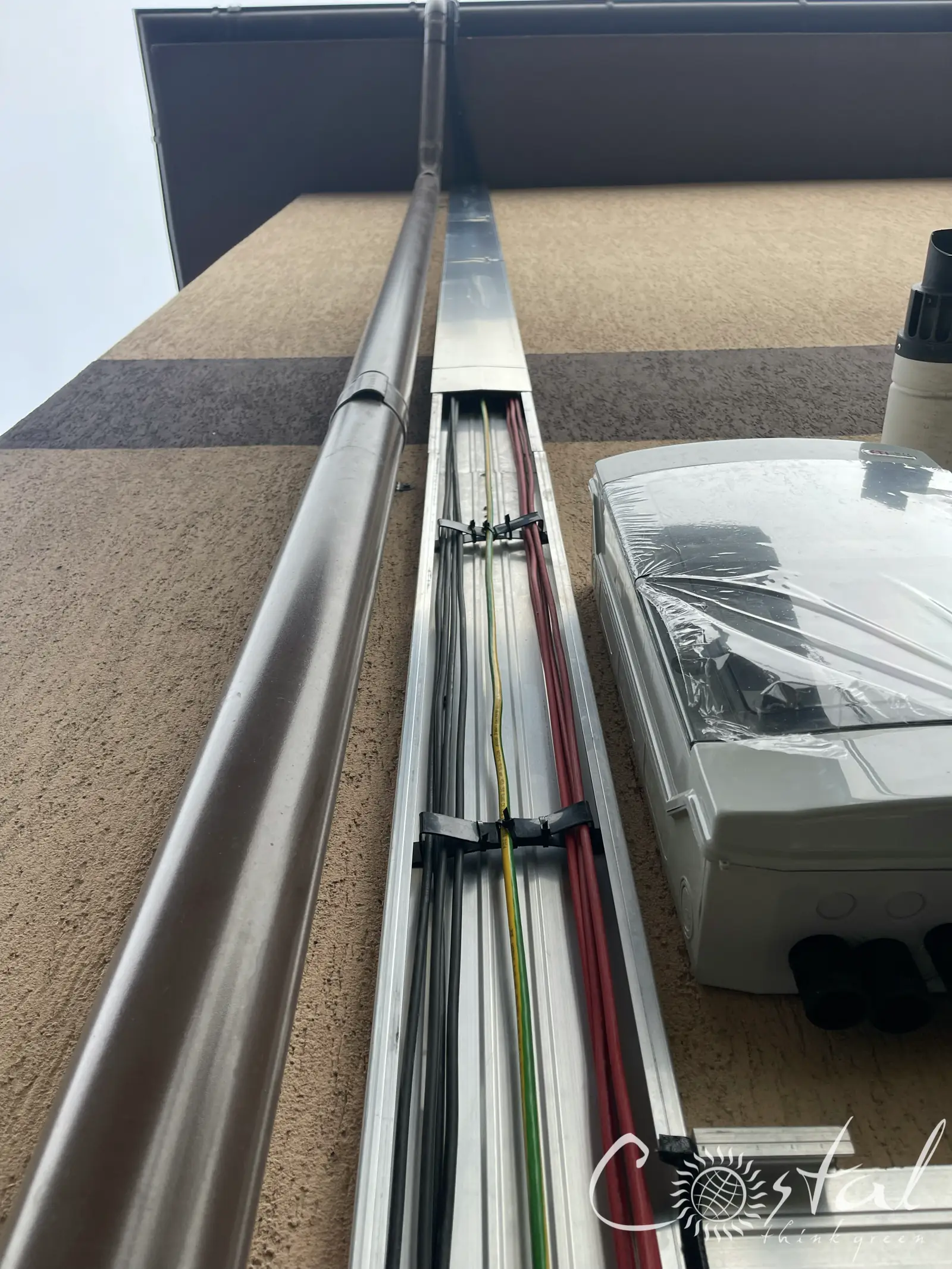 traseu cabluri fotovoltaice în canaleta metalică proiect Ovidiu Victron Energy