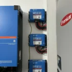 trei controlere Victron SmartSolar MPPT 150/35 montate pe perete