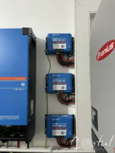 trei controlere Victron SmartSolar MPPT 150/35 montate pe perete