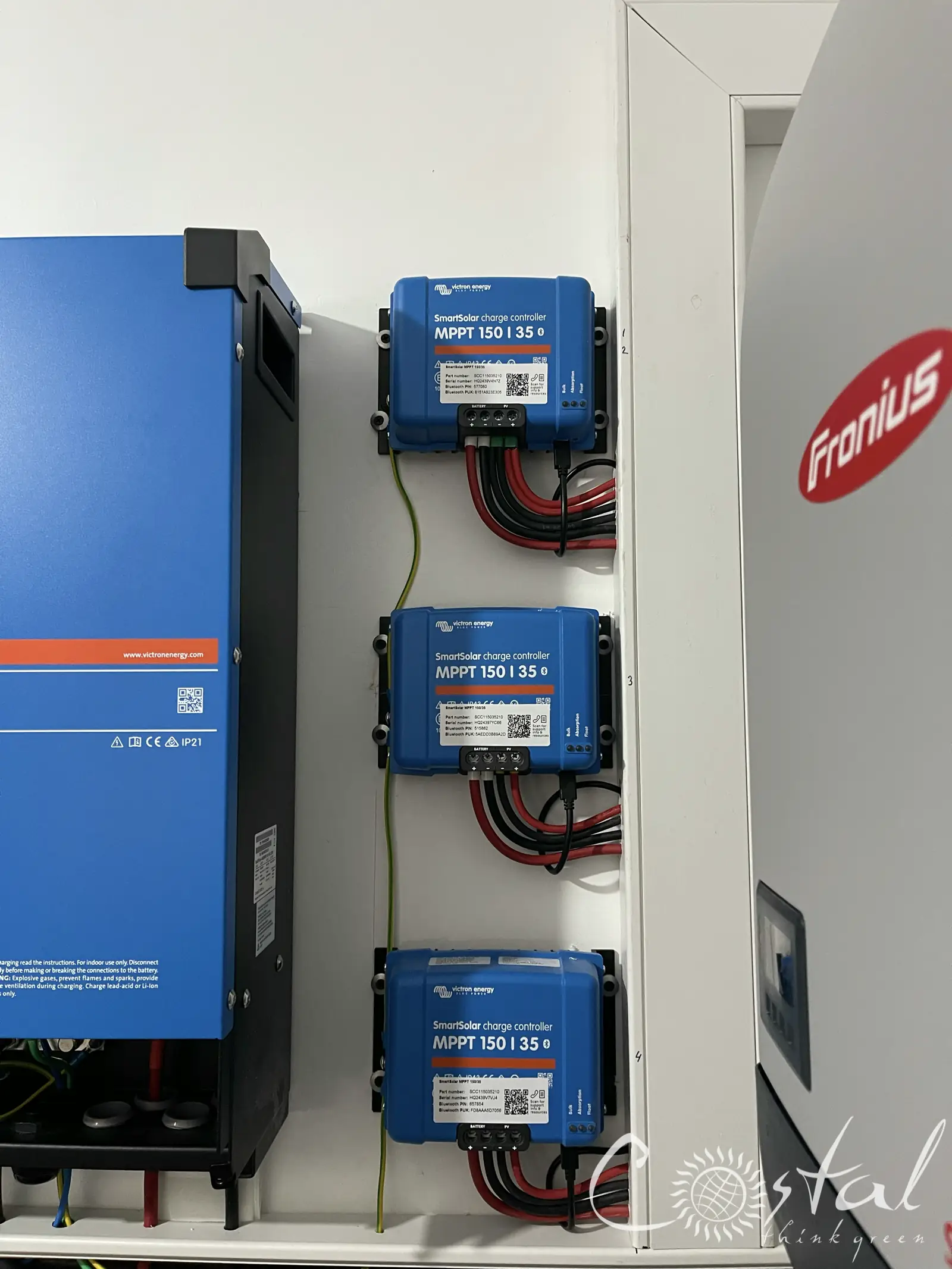 trei controlere Victron SmartSolar MPPT 150/35 montate pe perete